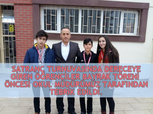 Satranç Turnuvasında Dereceye Giren Öğrenciler Bayrak Töreninde Okul Müdürümüz Osman ERTEN Tarafından Tebrik Edildi.